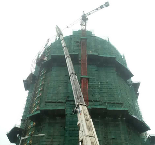 保靖吊车在工地上作业